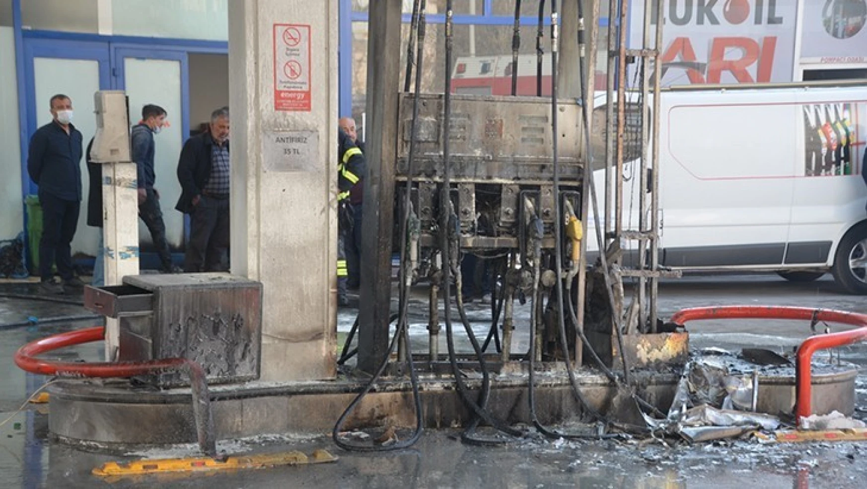 Akaryakıt istasyonunda çıkan yangında 2 kişi yaralandı