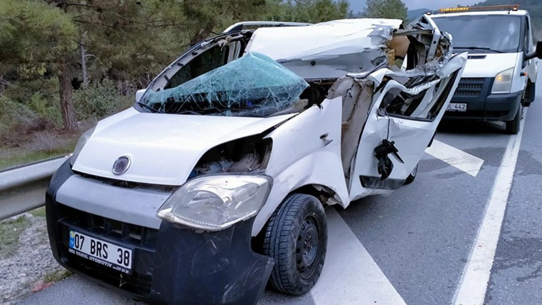 Akseki'de kamyonla hafif ticari araç çarpıştı: 2 yaralı