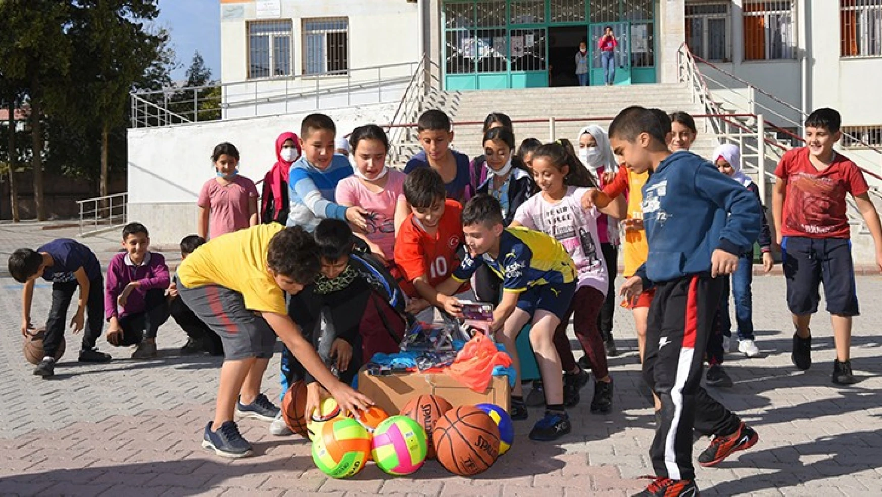 Atık pil toplayan okullara Dulkadiroğlu'ndan ödül