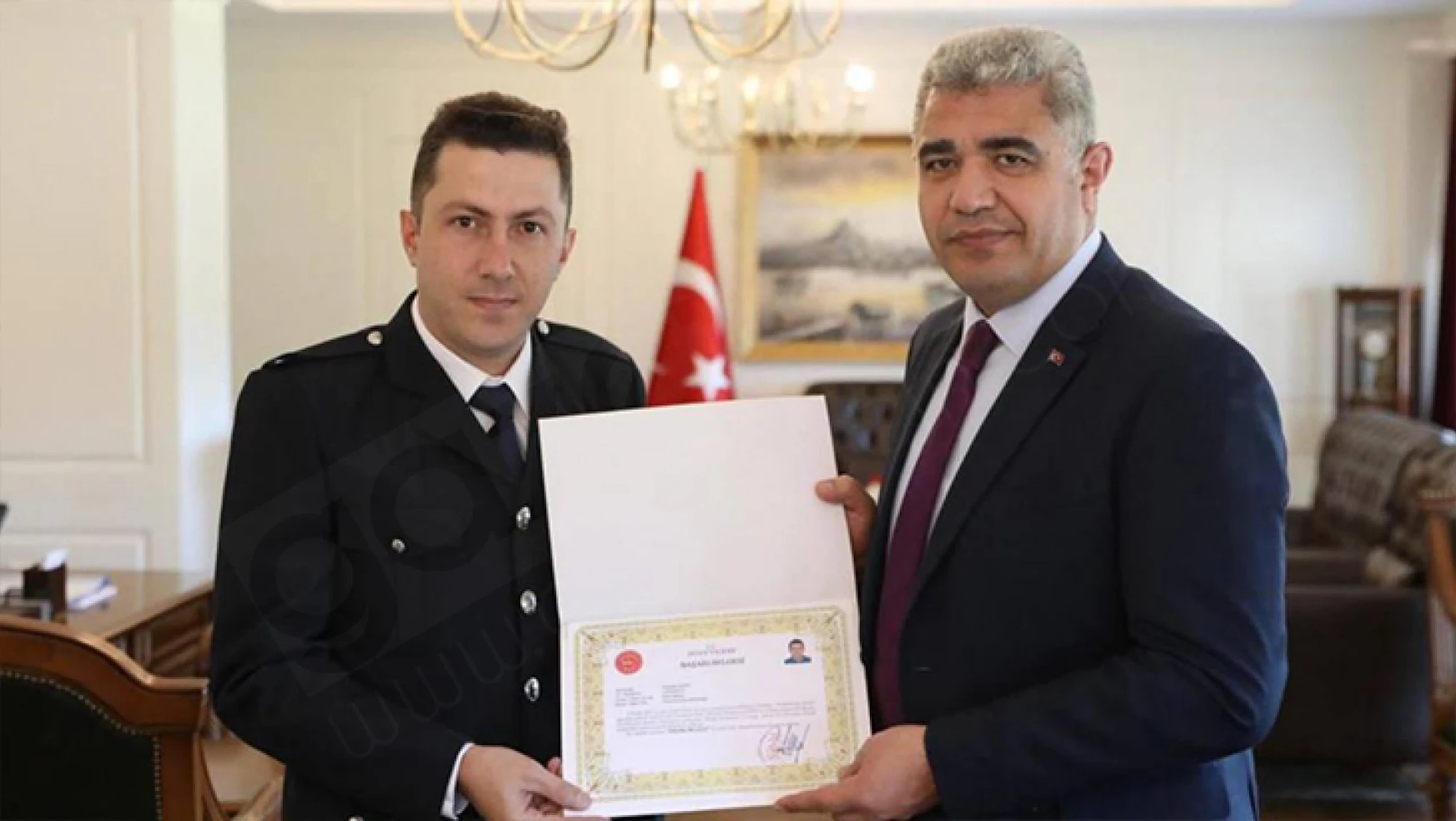 Azerbaycan Bayrağına hassasiyet gösteren polise, başarı belgesi