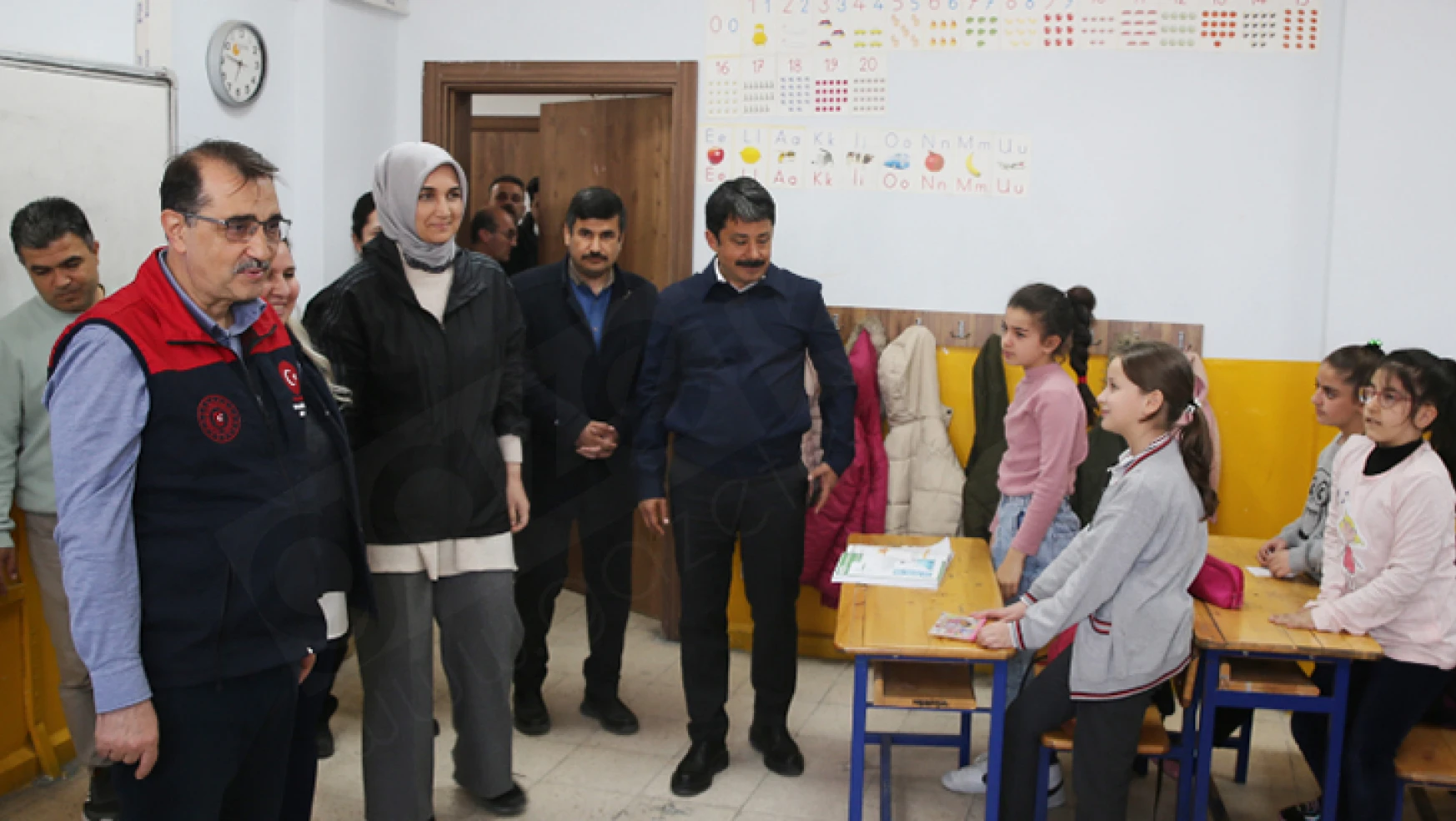 Bakan Dönmez, yeniden ders başı yapan okulları ziyaret etti