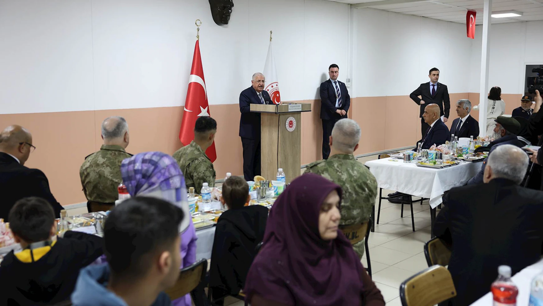 Bakan Güler, Kahramanmaraş'ta şehit aileleriyle iftar yaptı
