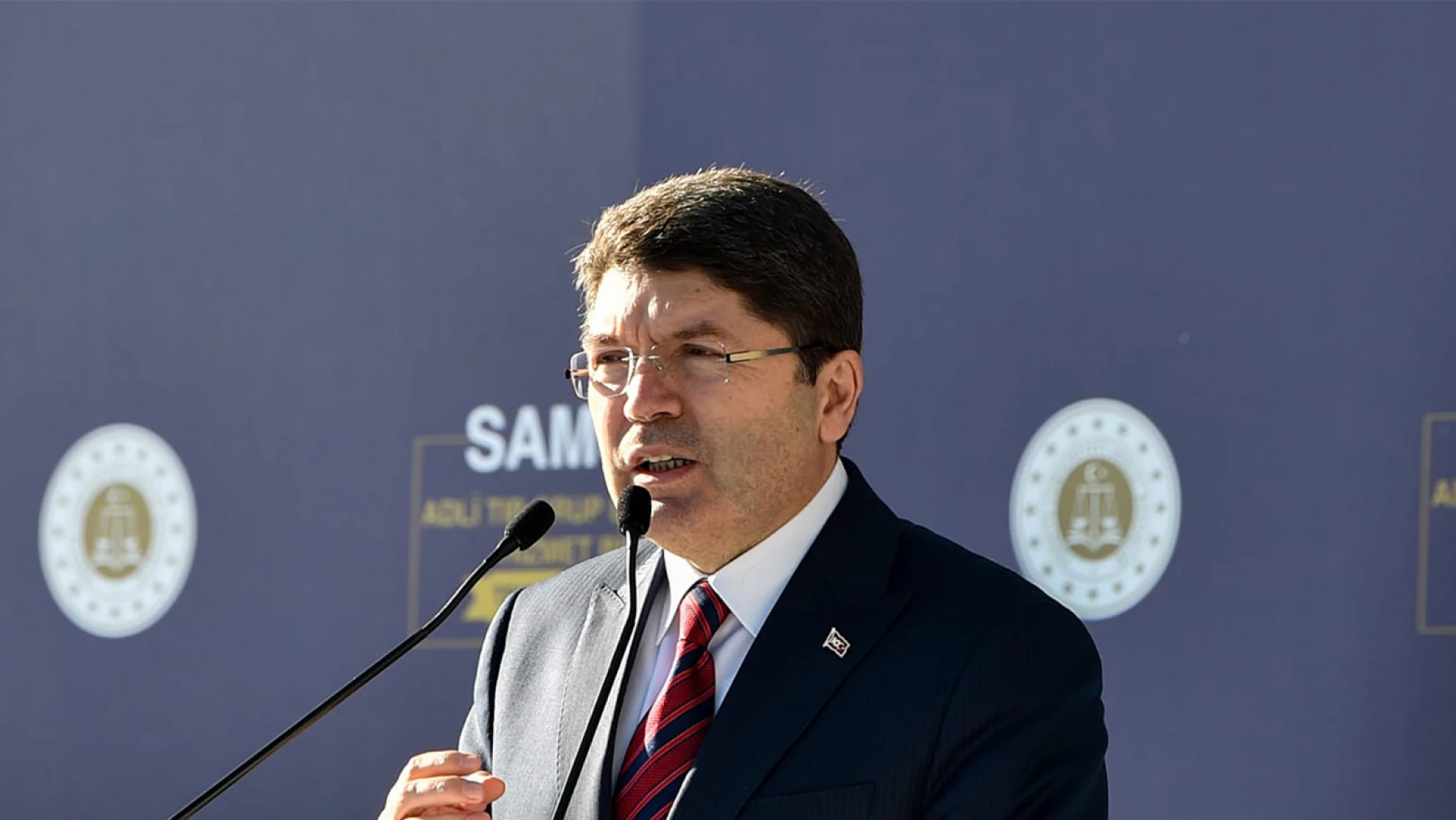 Bakan Tunç, 'Her parti kürsüye çıktığında, 'yeni anayasa şart' diyor'