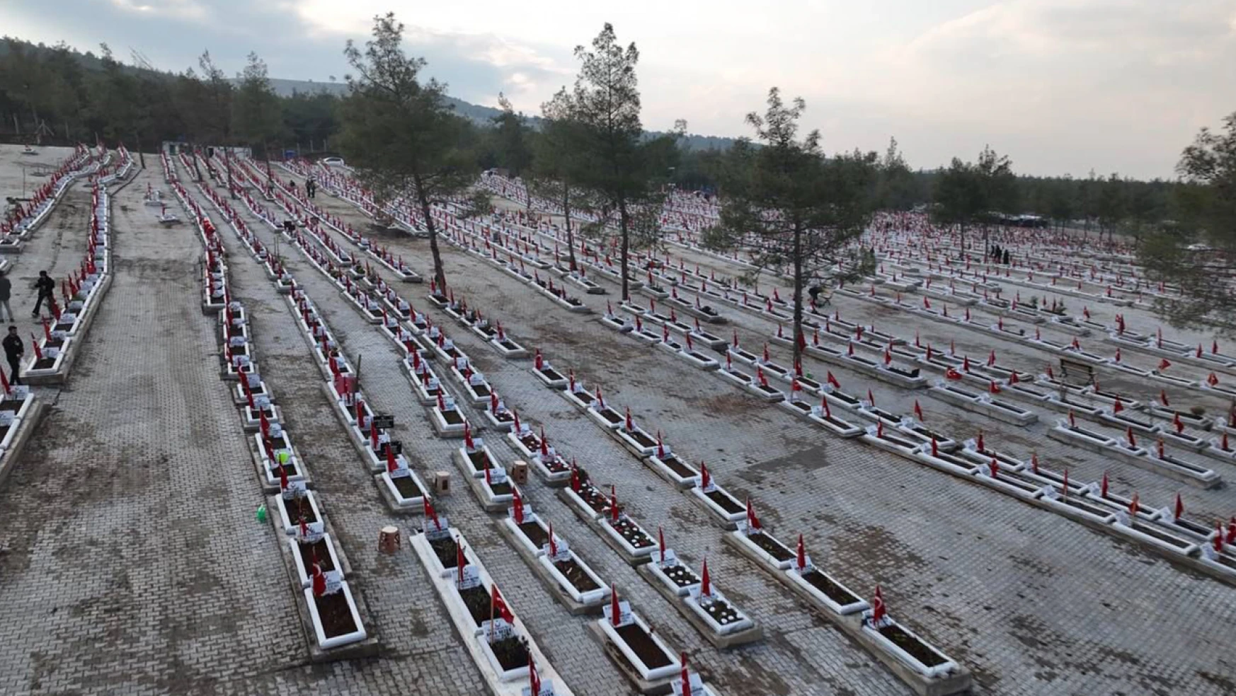 Bakan Yerlikaya, 6 Şubat'ta hayatını kaybedenleri mezarı başında andı