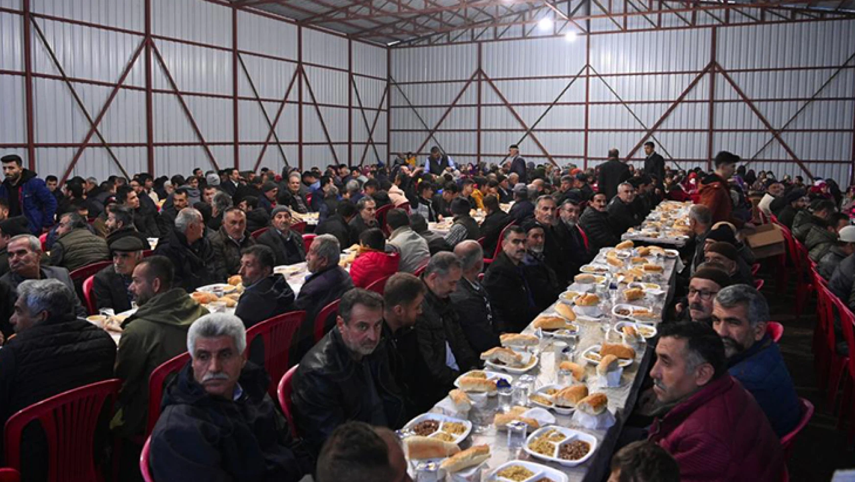 Başkan Güngör, Erkenez'de Mahalle sakinleriyle iftar yaptı
