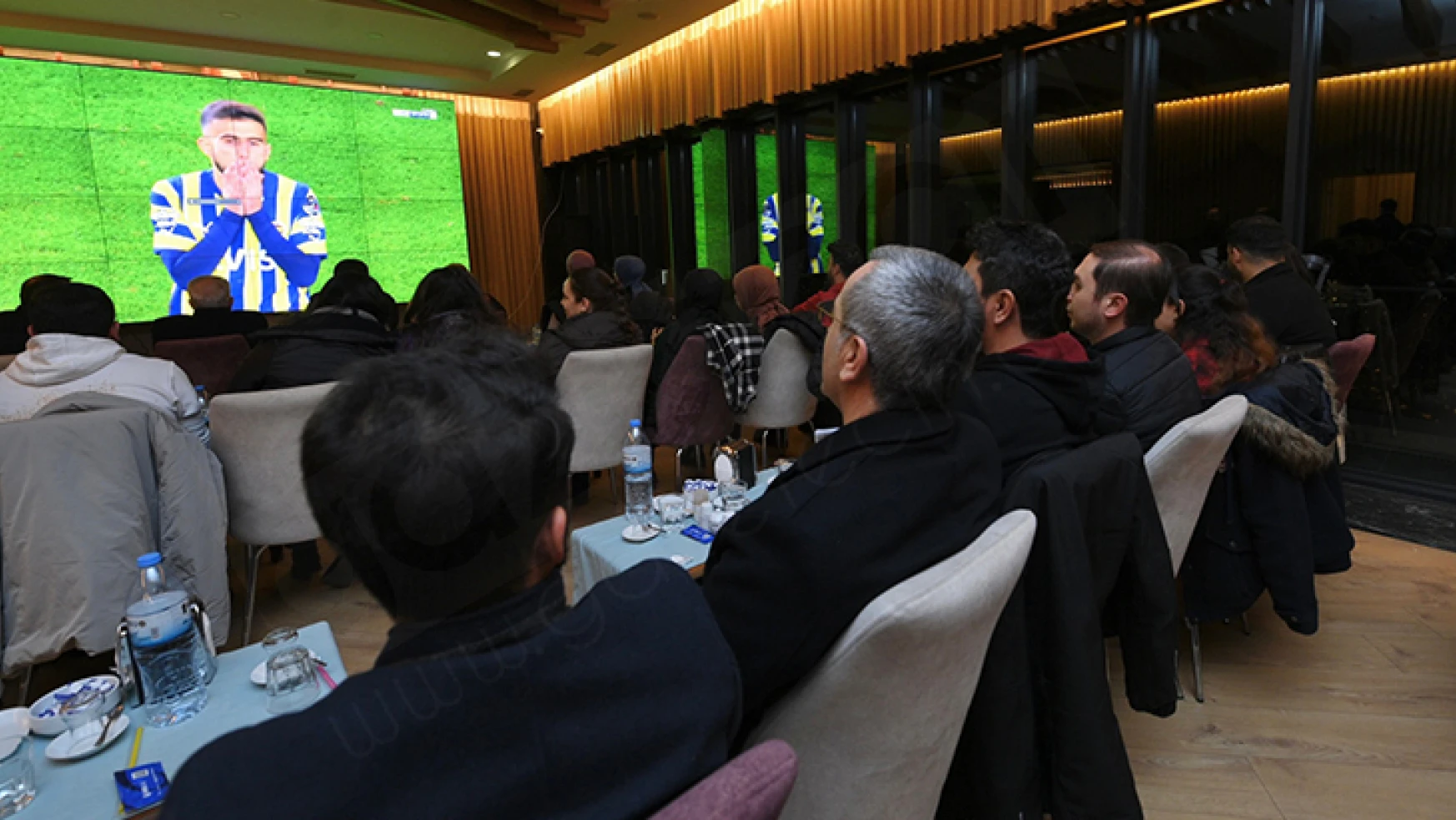 Başkan Güngör, Fenerbahçe-Galatasaray derbisini gençlerle izledi