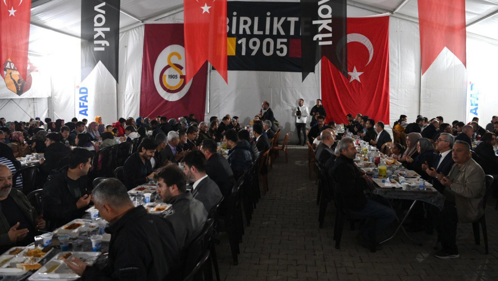 Başkan Güngör, Galatasaray Konteyner Kent'te vatandaşlarla iftar yaptı