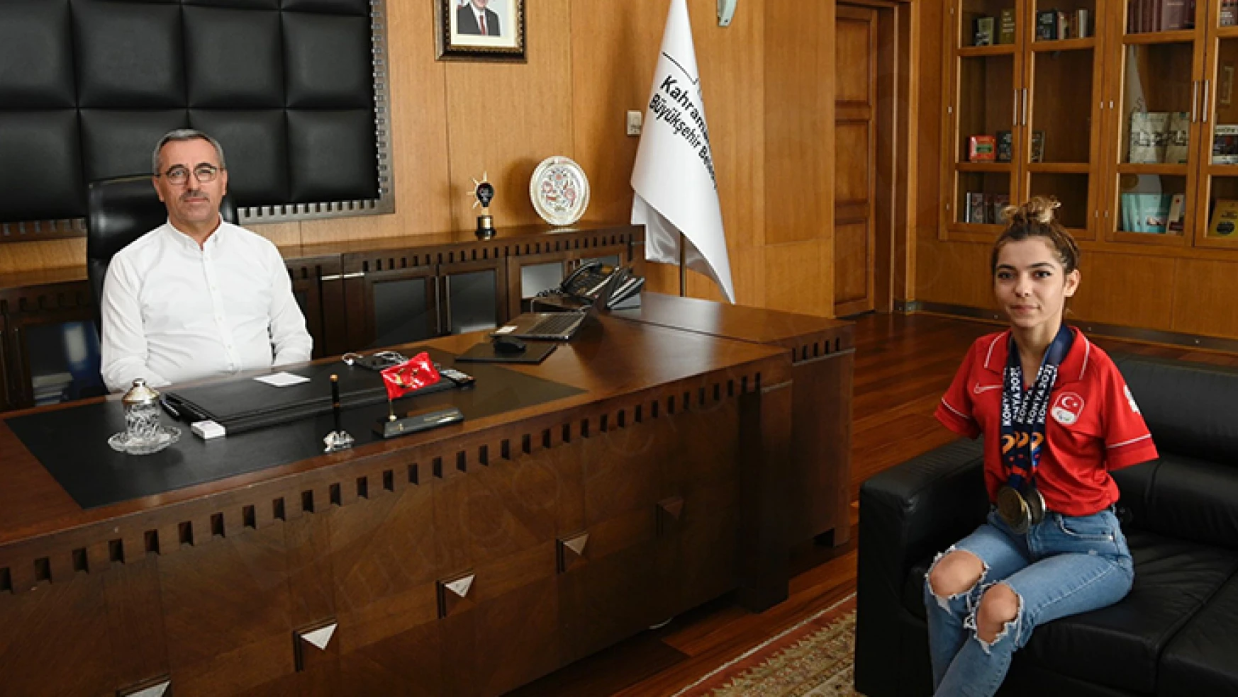 Başkan Güngör, milli yüzücü Sevilay Öztürk'ü ağırladı