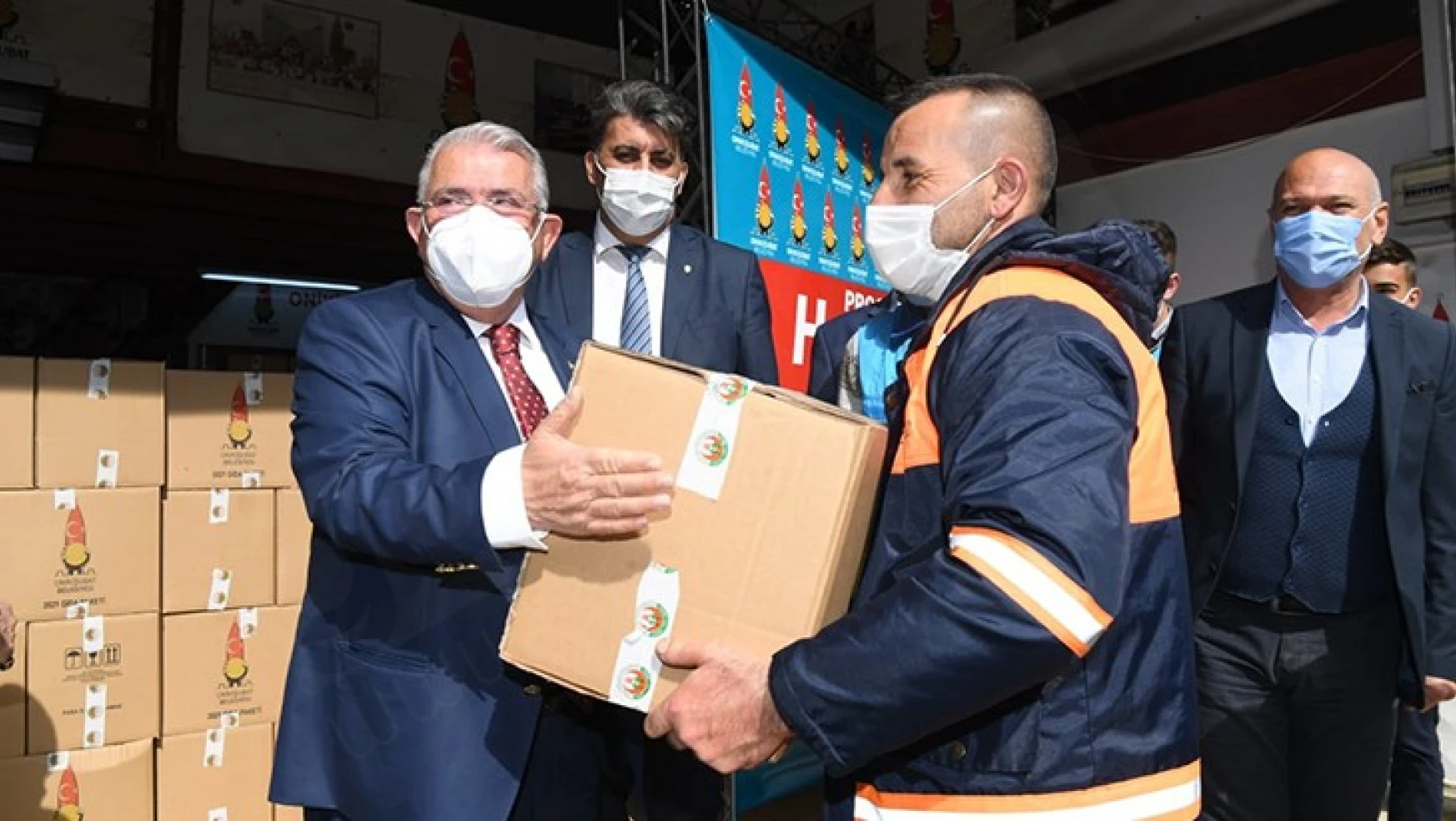 Başkan Mahçiçek, temizlik personeline erzak paketi dağıttı