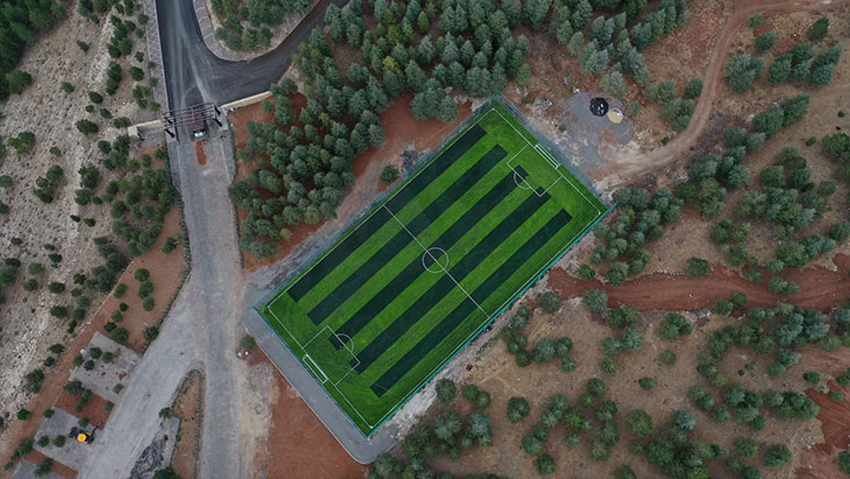 Başkan Okay'dan Yalnız Ardıç'a futbol sahası