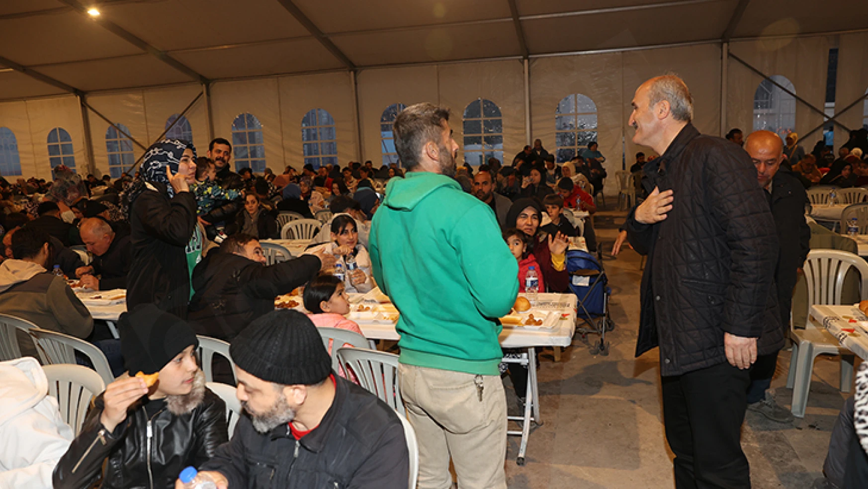 Başkan Okay, iftar çadırlarını ziyaret etti