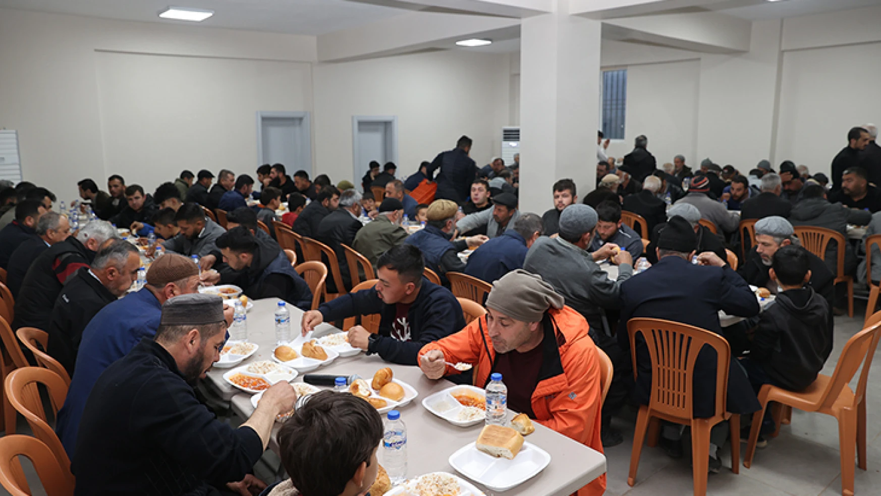 Başkan Okay, vatandaşlarla iftar sofrasında buluştu