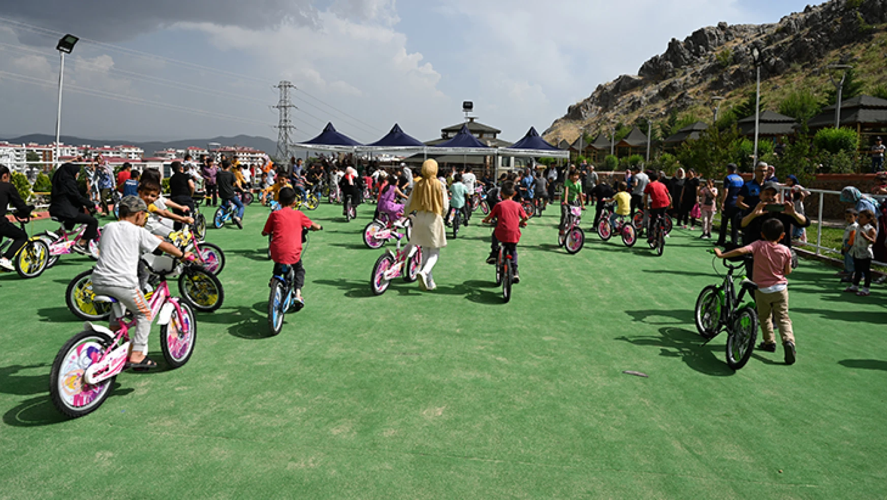 Başkan Okumuş, afetzede çocuklara bisiklet hediye etti