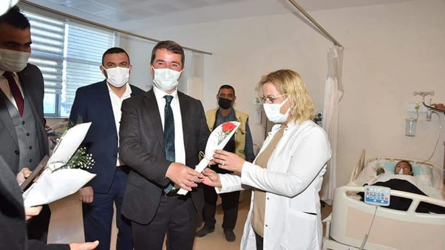 Başkan Okumuş'tan sağlık çalışanlarına karanfil