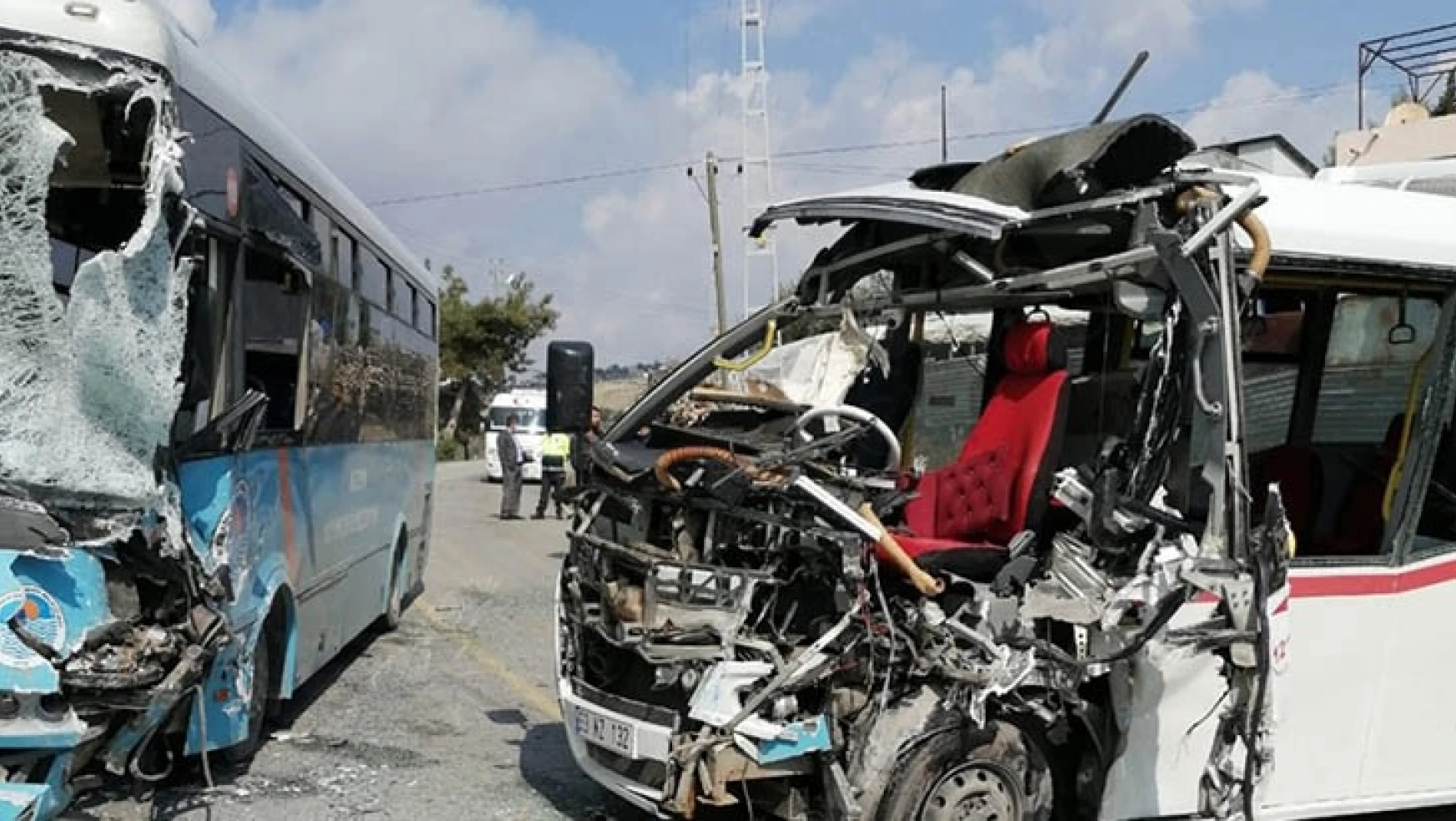 Belediye otobüsü ile minibüsün çarpışması sonucu 4 kişi yaralandı