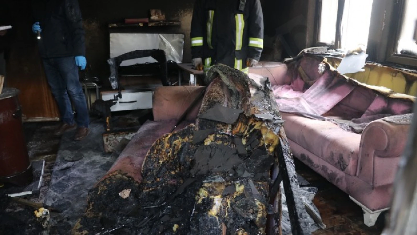 Bir evde çıkan yangında baba ve kızı yaralandı