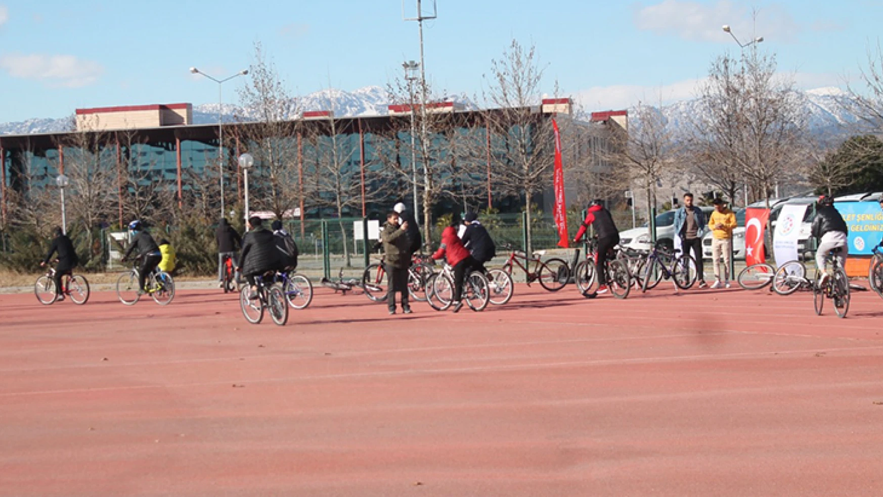Bisiklet gönüllüleri düzenlenen bisiklet şenliğinde buluştu
