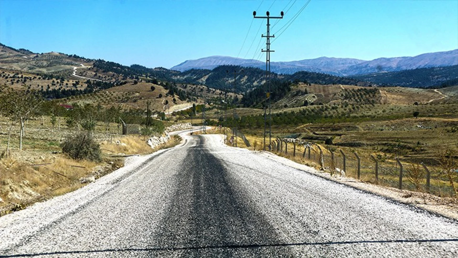 Büyükşehir Belediyesi, Çağlayancerit'te 40 kilometre yol çalışması yaptı