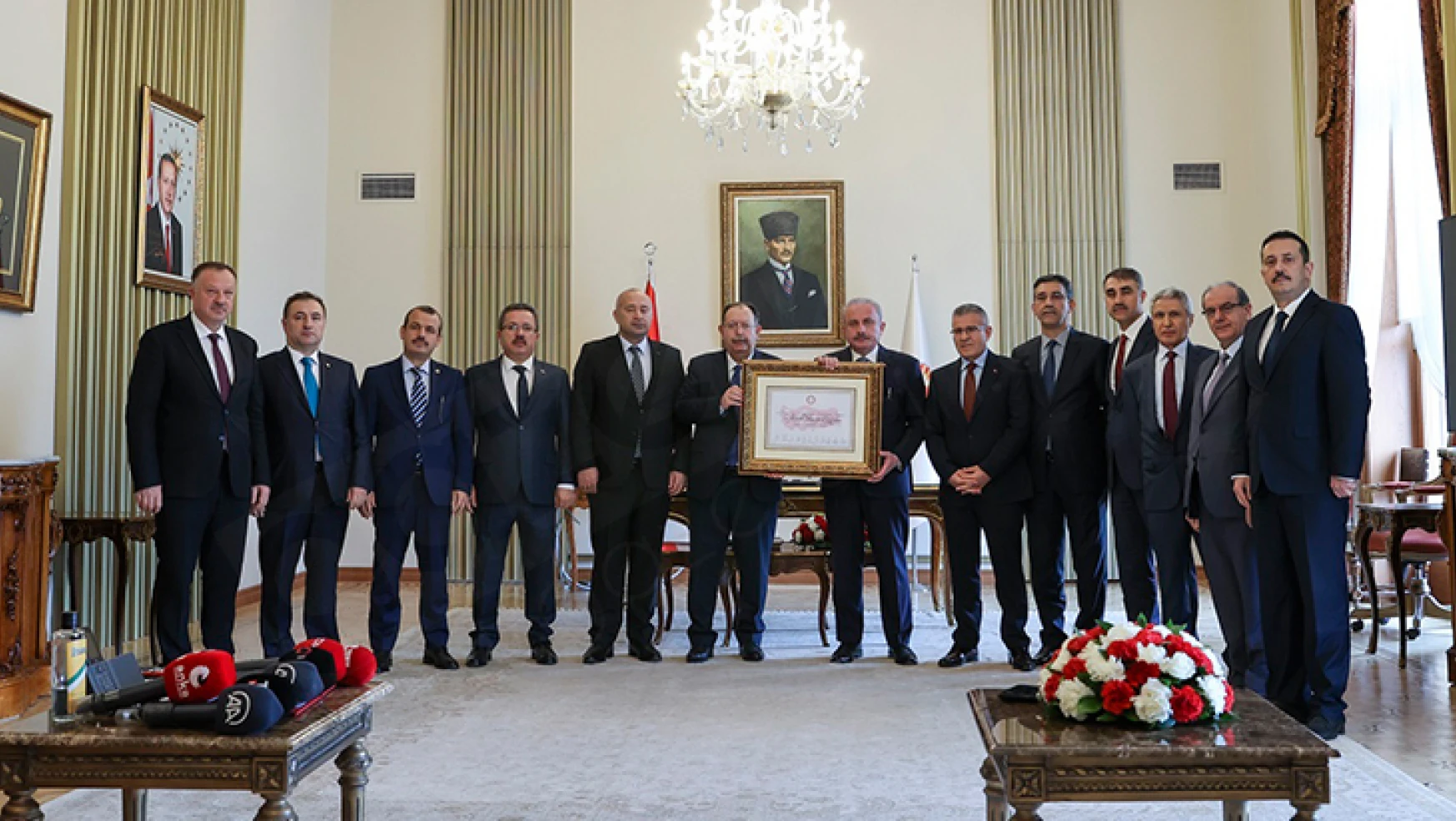 Cumhurbaşkanı Erdoğan'ın mazbatası, TBMM Başkanı Şentop'a takdim edildi