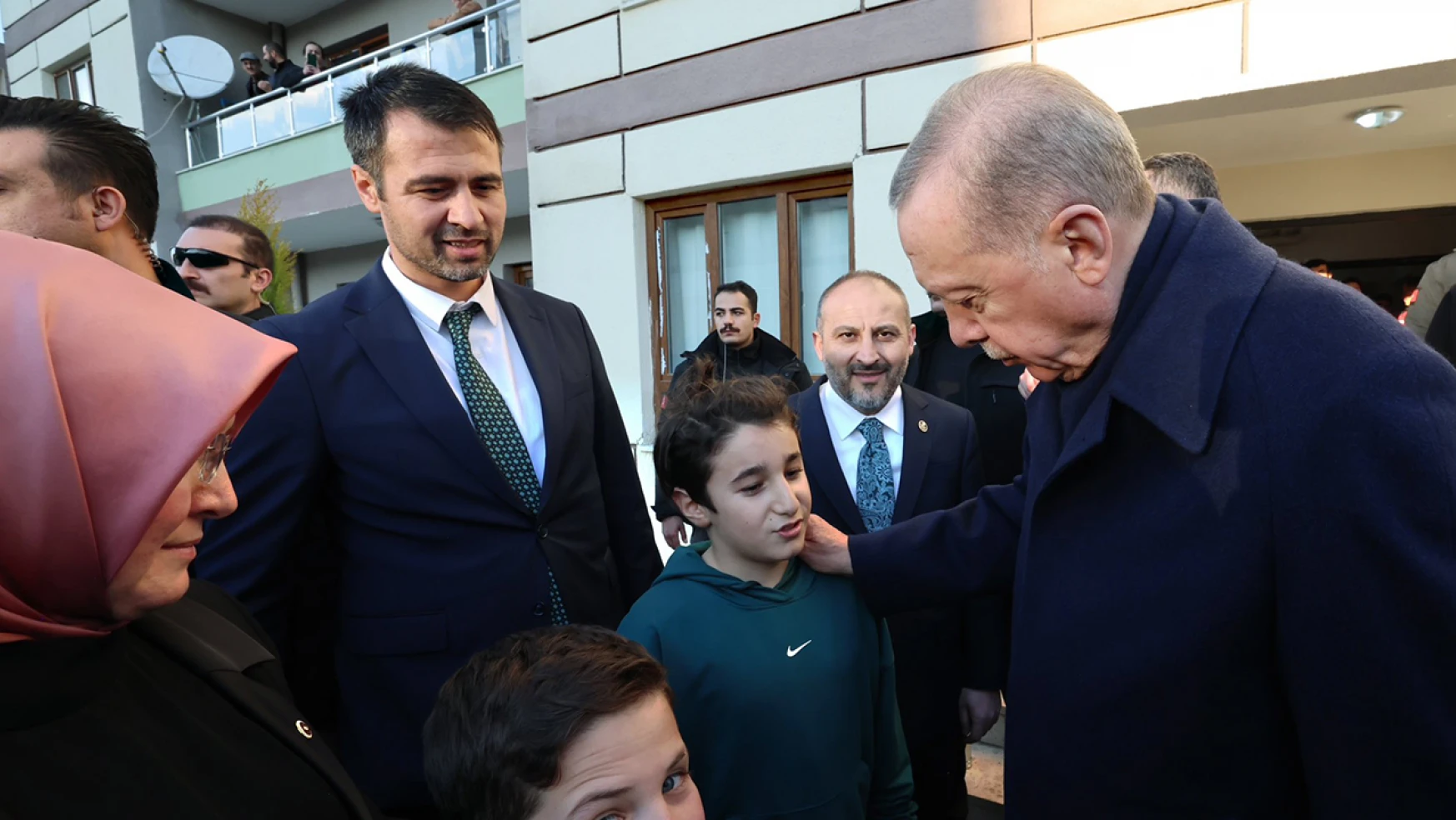 Cumhurbaşkanı Erdoğan, Kahramanmaraş'ta depremzede vatandaşları ziyaret etti