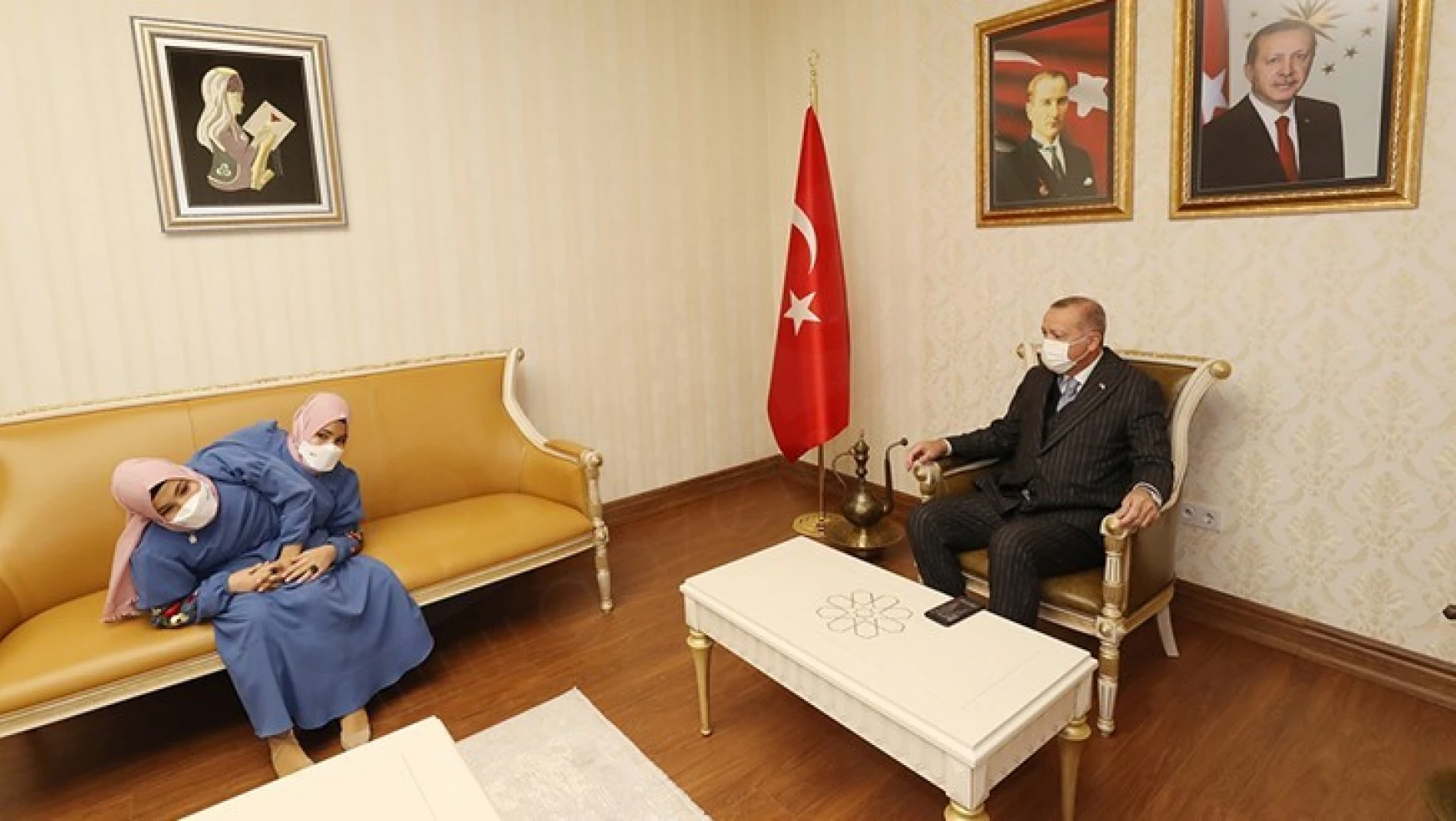 Cumhurbaşkanı Erdoğan, siyam ikizleriyle görüştü