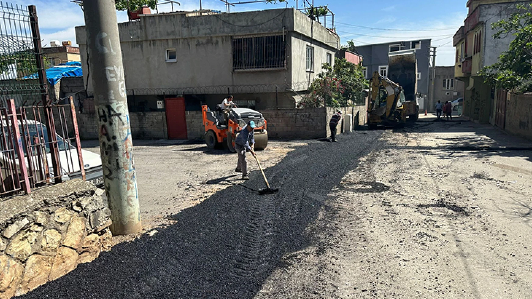 Deprem sonrası Dulkadiroğlu'nda asfalt çalışmaları sürüyor