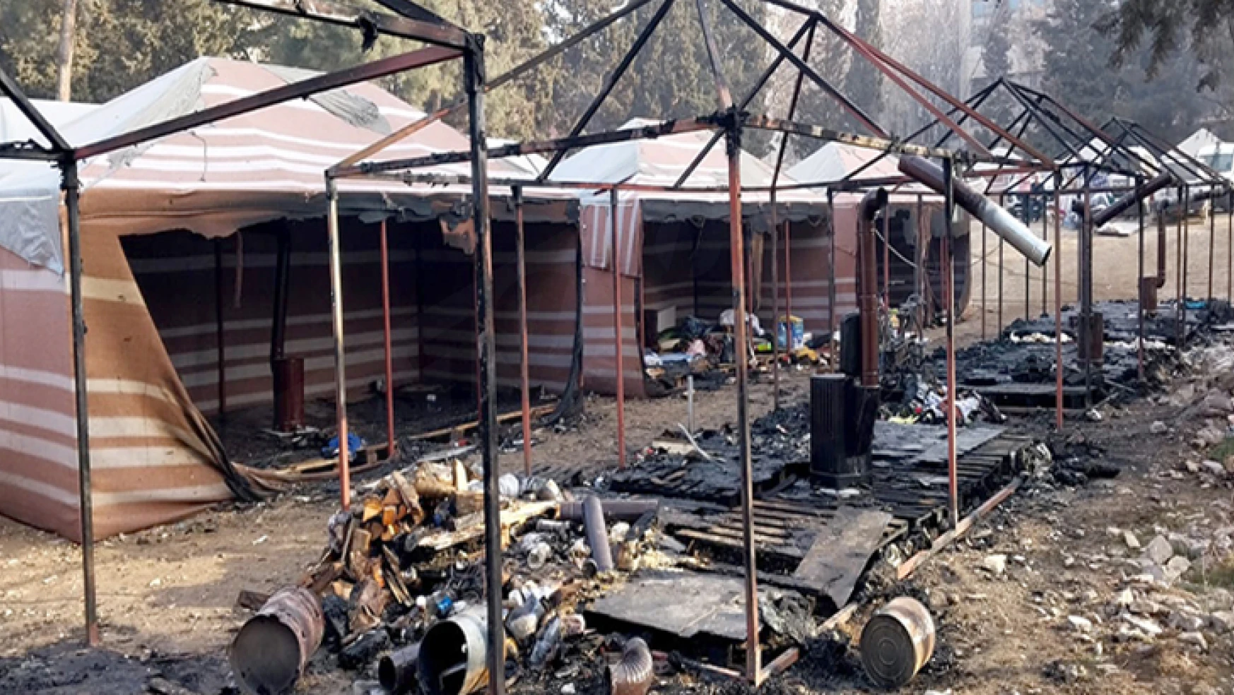 Depremzedelerin kaldığı çadırlarda yangın çıktı