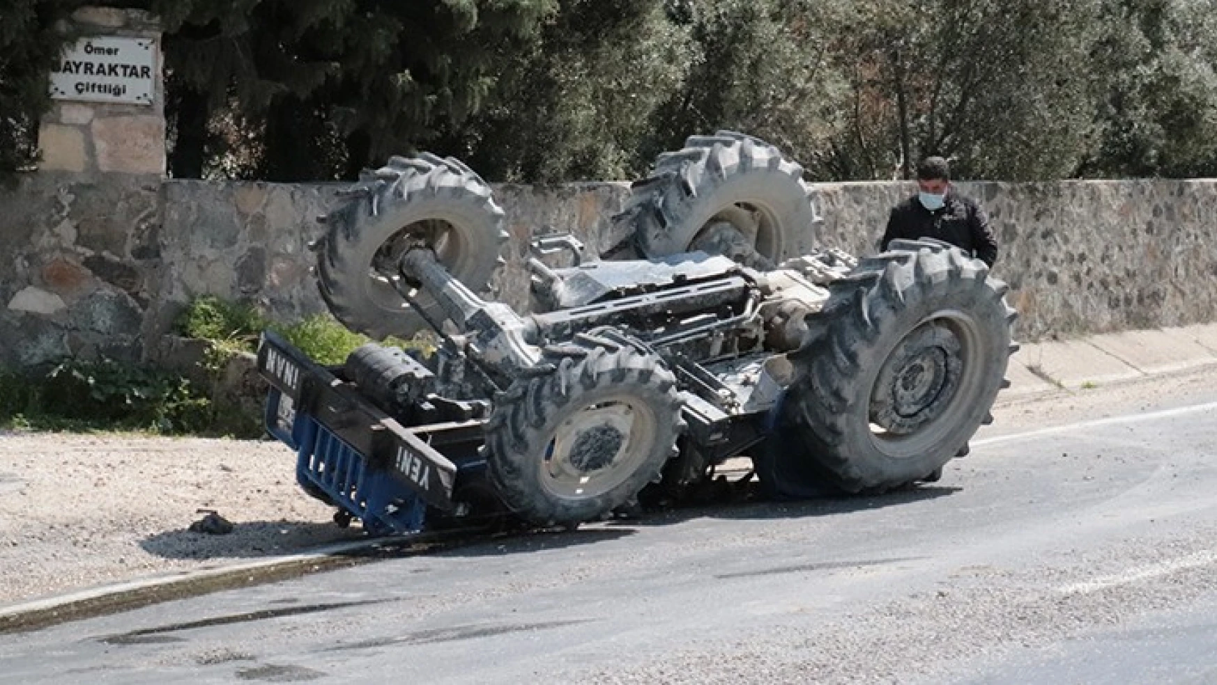 Devrilen traktördeki 2 kişi yaralandı