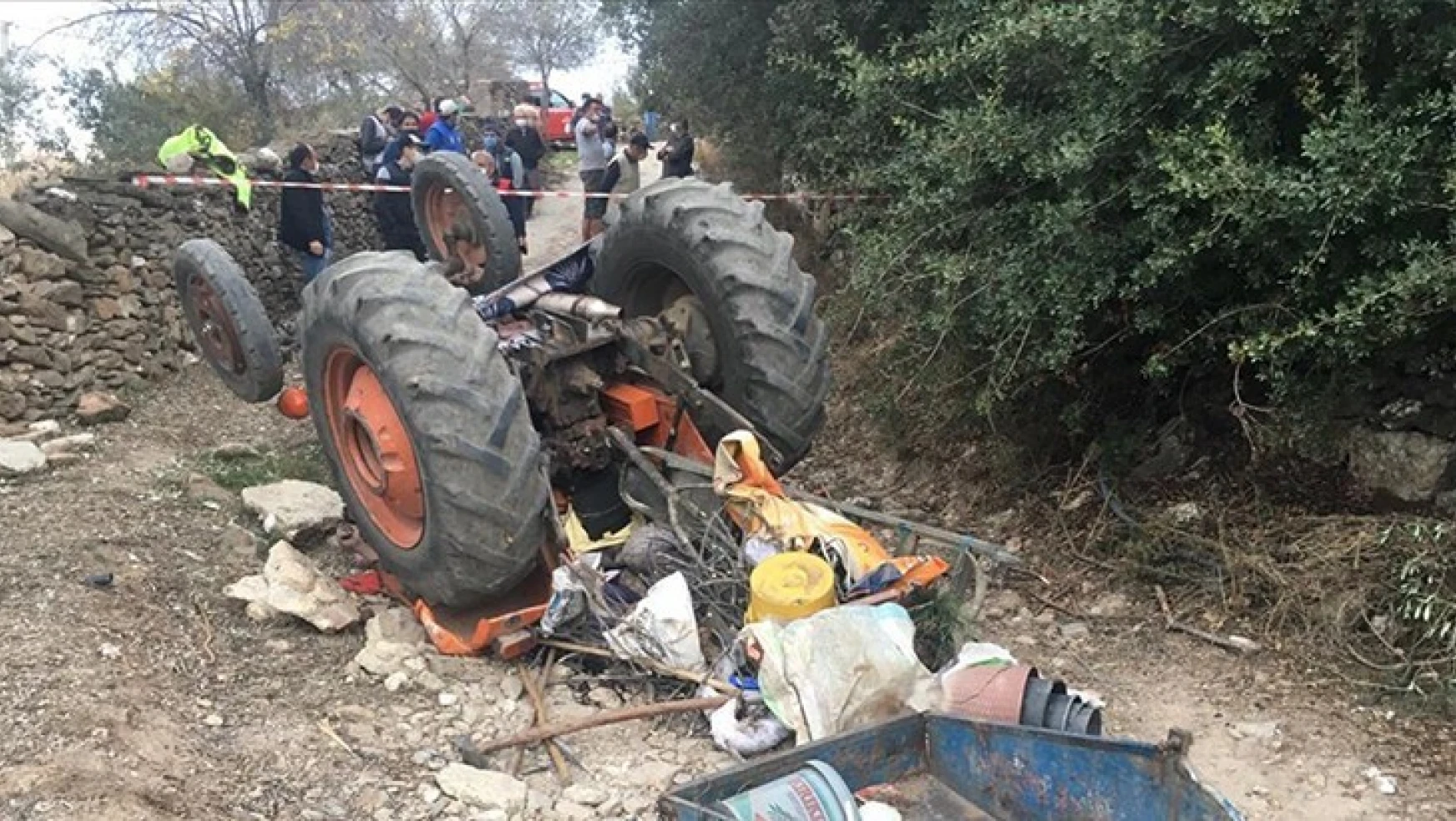 Devrilen traktörün altında kalan çift öldü