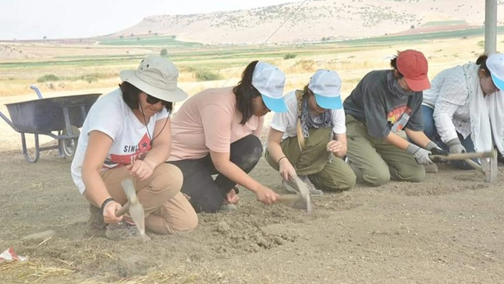 Domuztepe Höyüğü yeni kazı alanında ilk çapayı Başkan Okumuş, vurdu