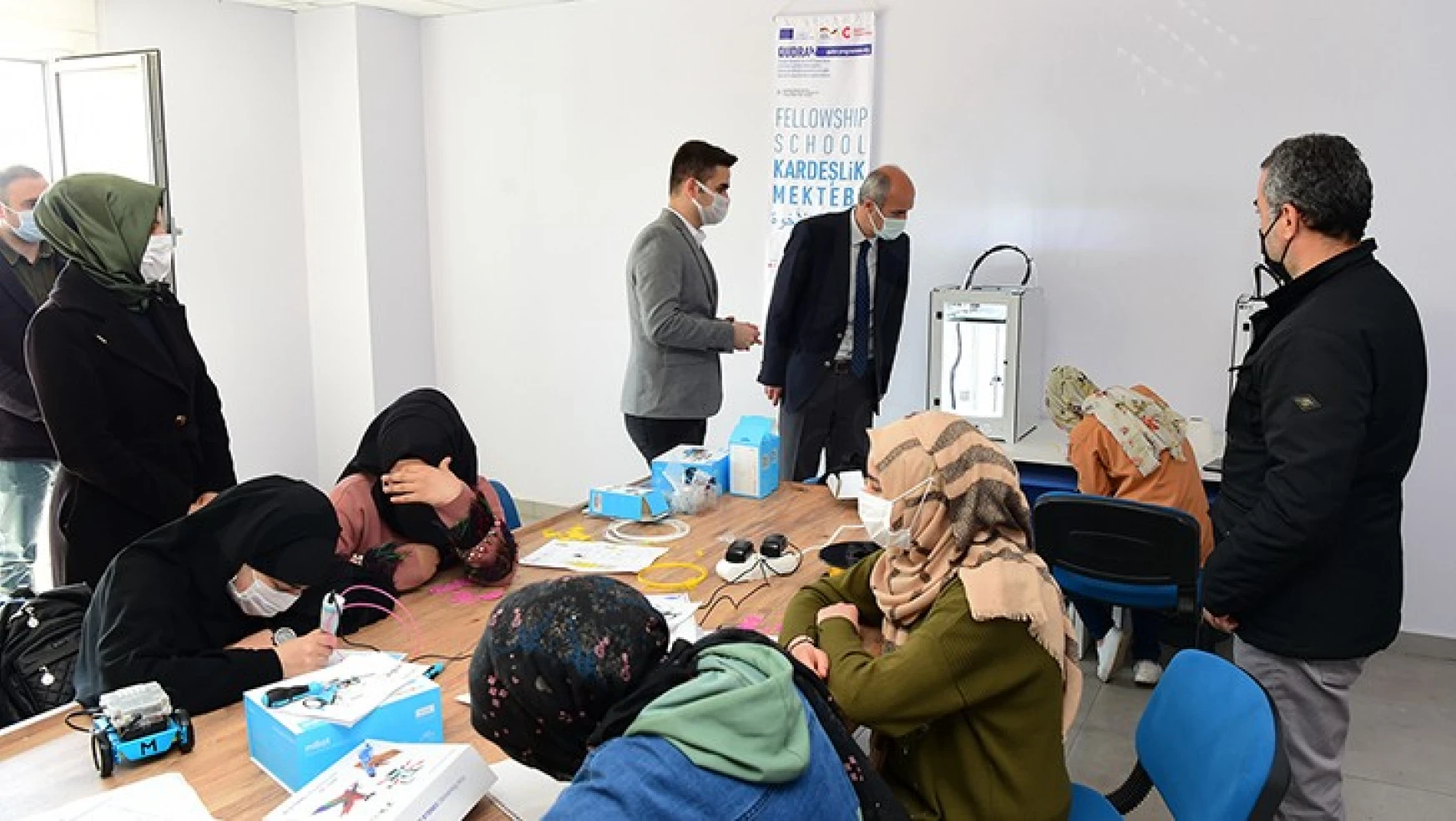 Dulkadiroğlu Belediye Başkanı Okay, gençlik merkezindeki kursları inceledi