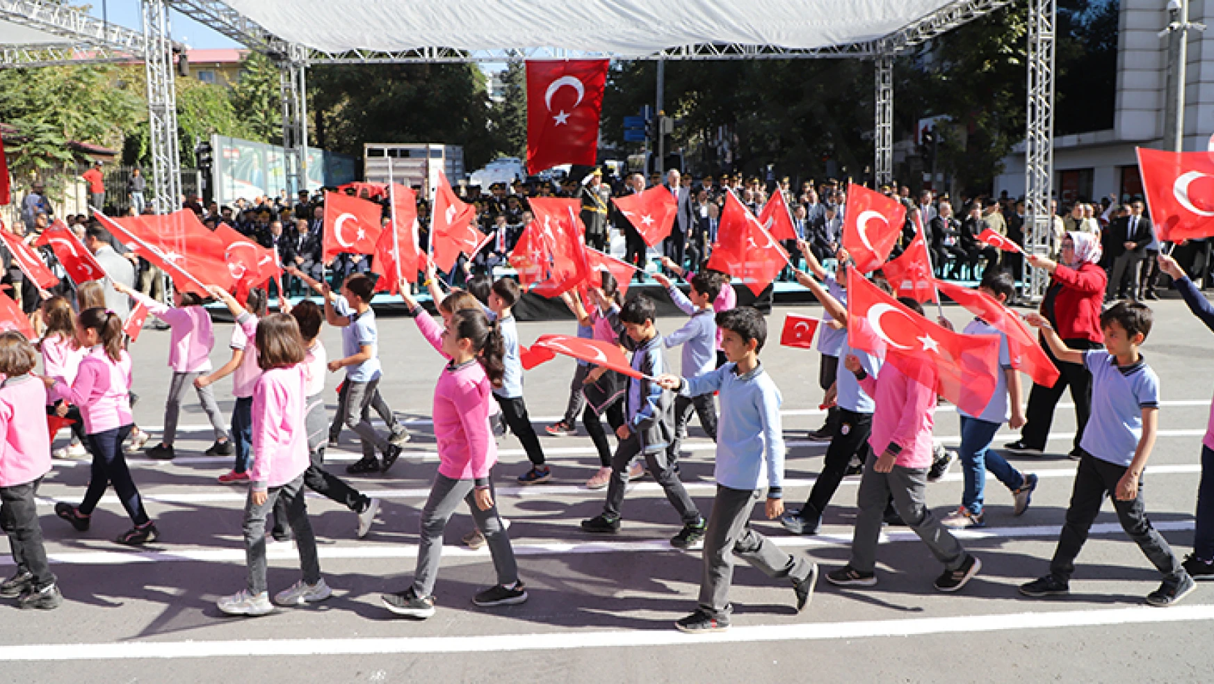 Dulkadiroğlu Belediyesi, 29 Ekim kutlama alanını adeta kırmızı beyaza boyadı