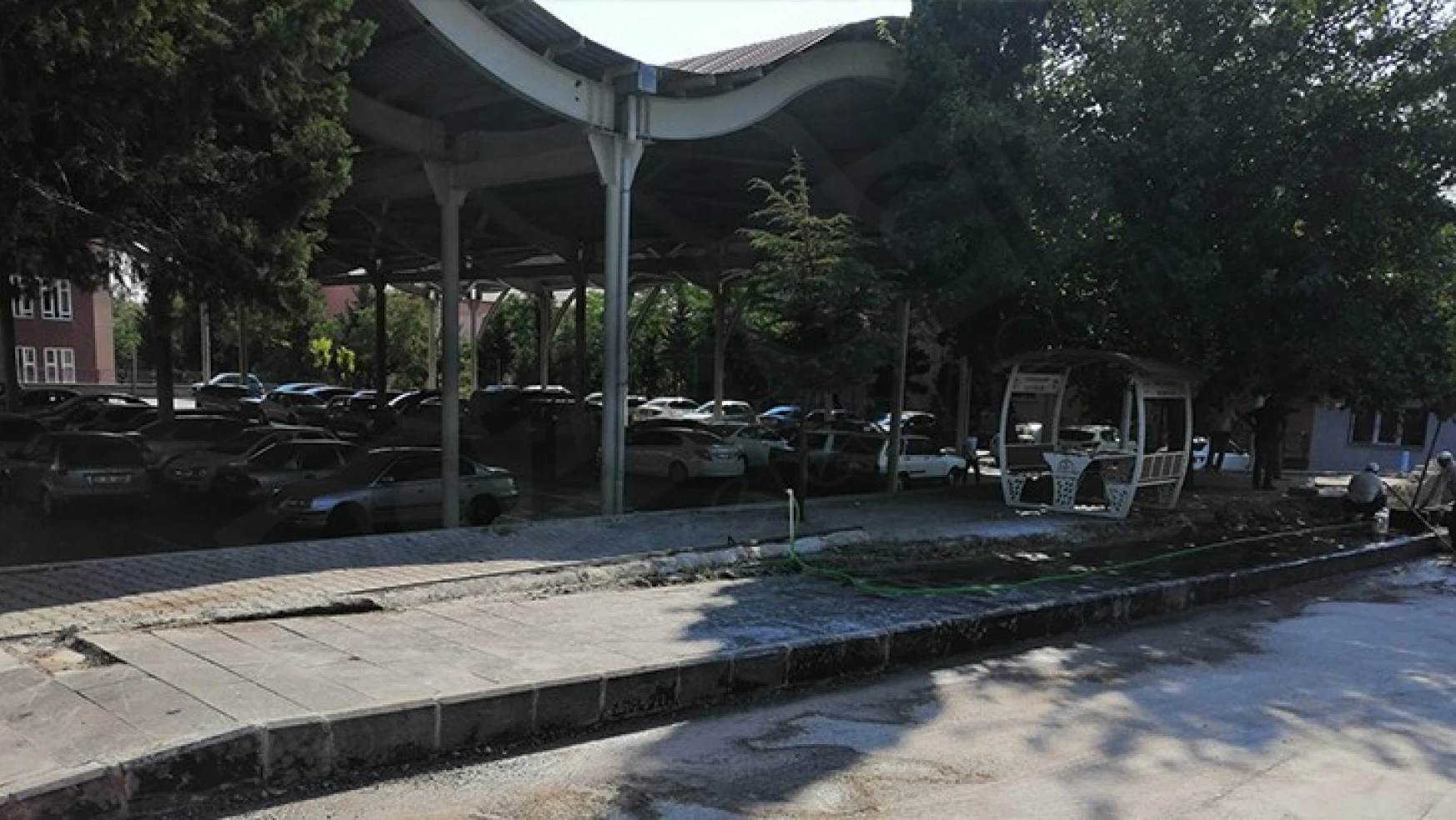 Dulkadiroğlu Belediyesi, Bahçelievler kapalı semt pazarı çevresinde düzenleme yaptı
