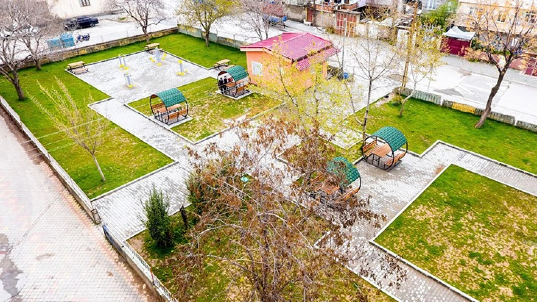 Dulkadiroğlu Belediyesi, BM Uluslararası Göç Örgütü ile birlikte 2 parkı yeniledi