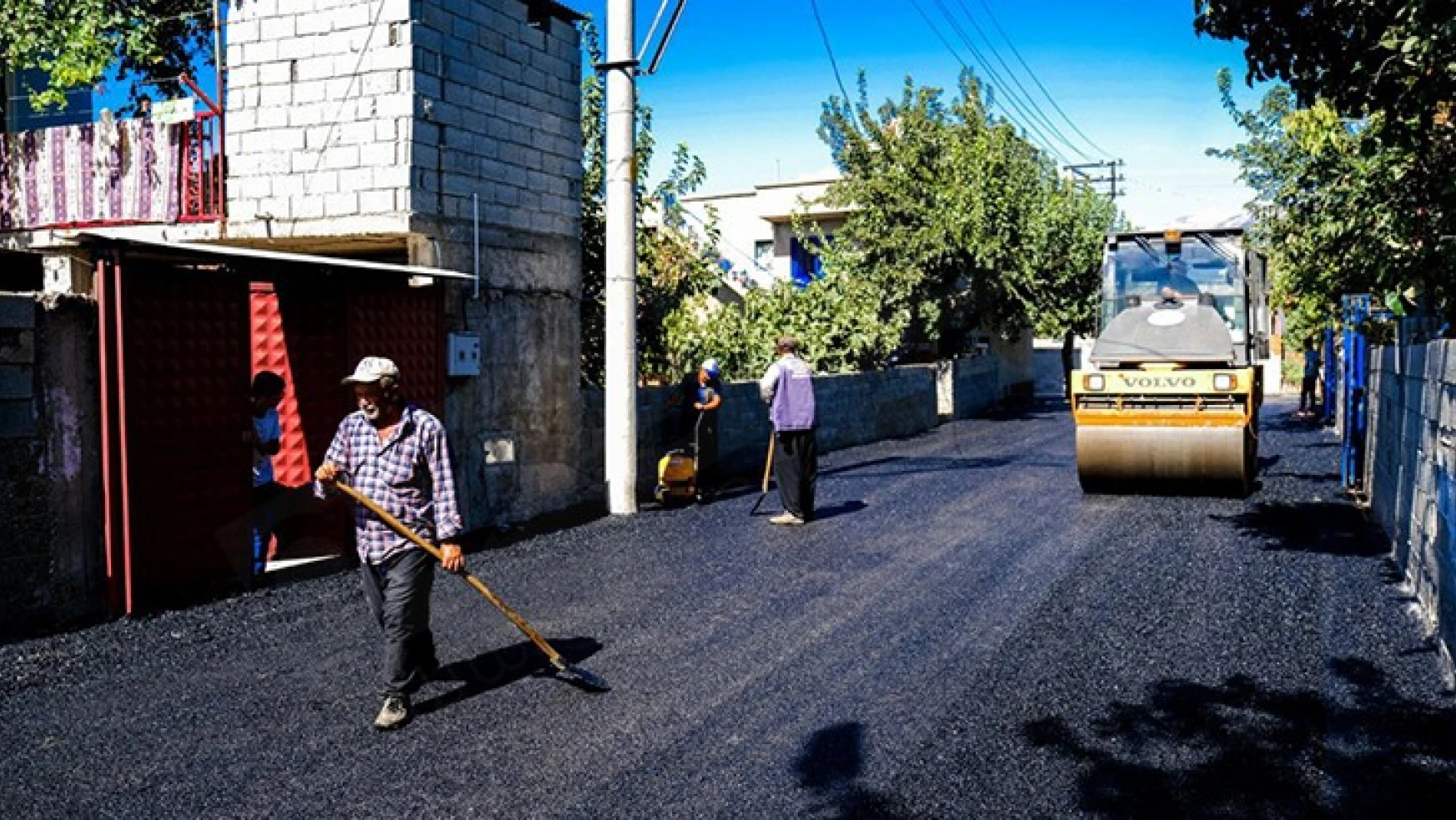 Dulkadiroğlu Belediyesi ekipleri Gençosman Mahallesinde asfalt çalışması