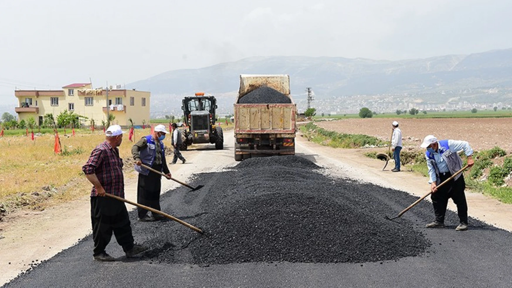 Dulkadiroğlu Belediyesi Karaziyaret'te asfalt çalışmalarını sürdürüyor