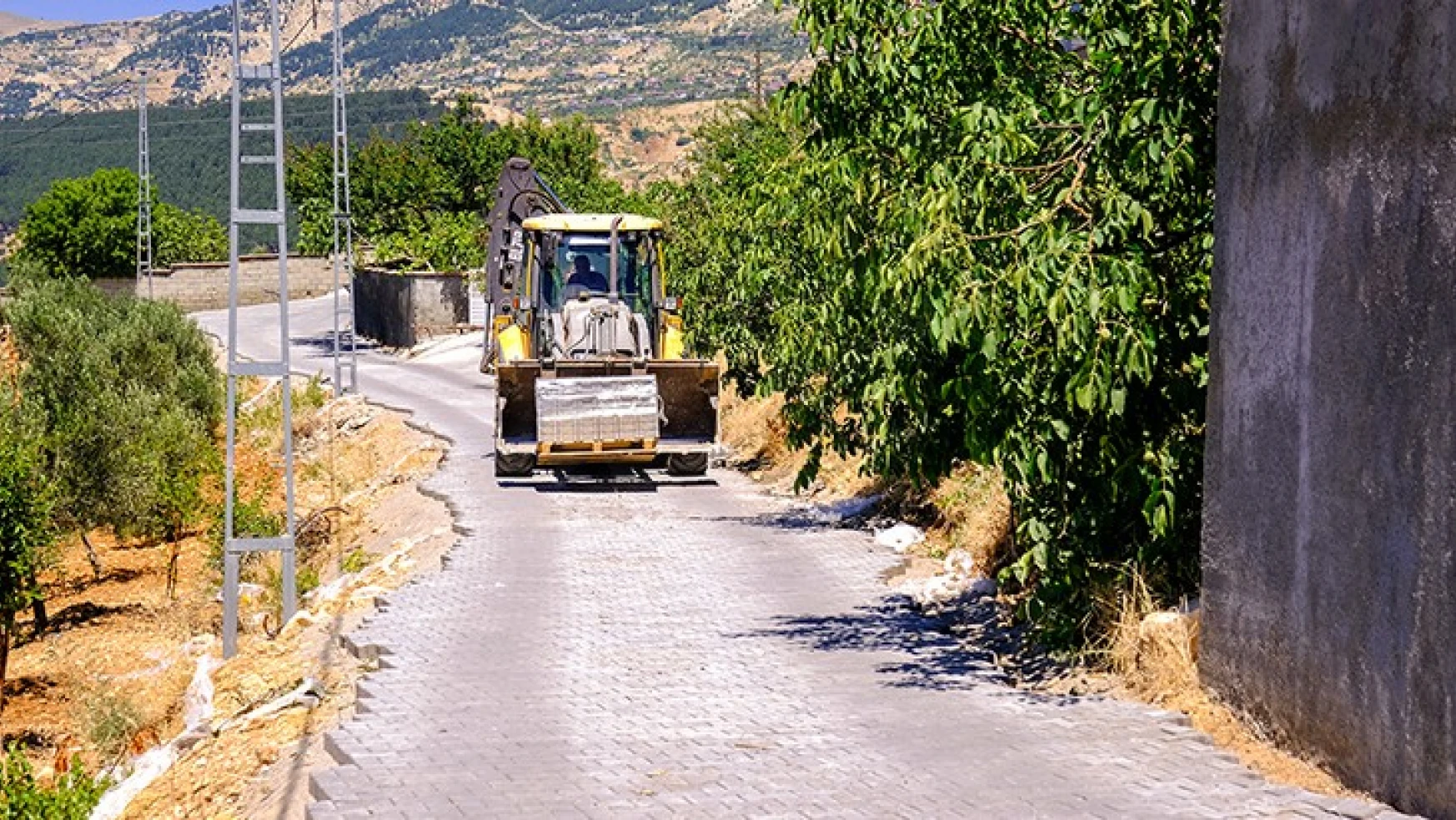 Dulkadiroğlu'ndan Dereli ve Çokyaşar'a kilit parke
