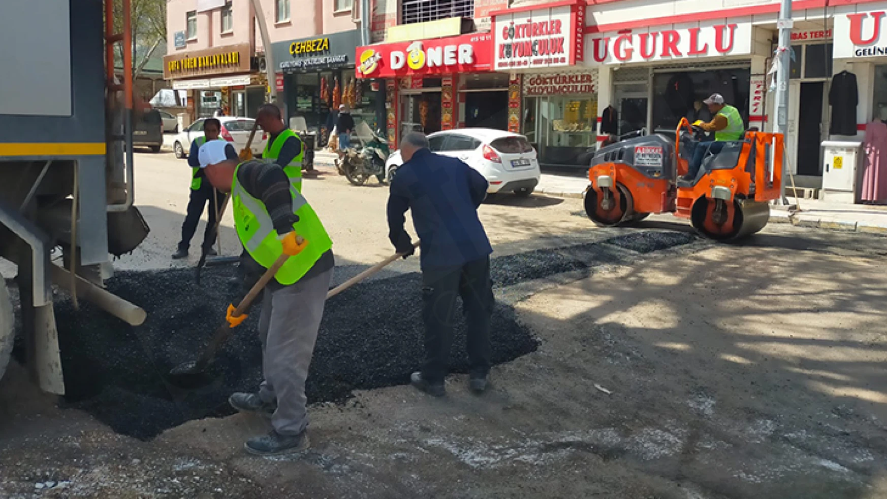 Elbistan Belediyesi, deprem sebebiyle bozulan yolları tek tek onarıyor