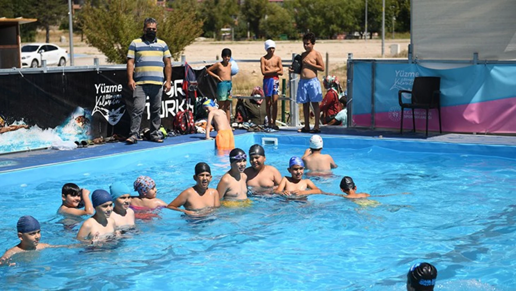 Elbistan'da 7'den 70'e herkes yüzme öğreniyor