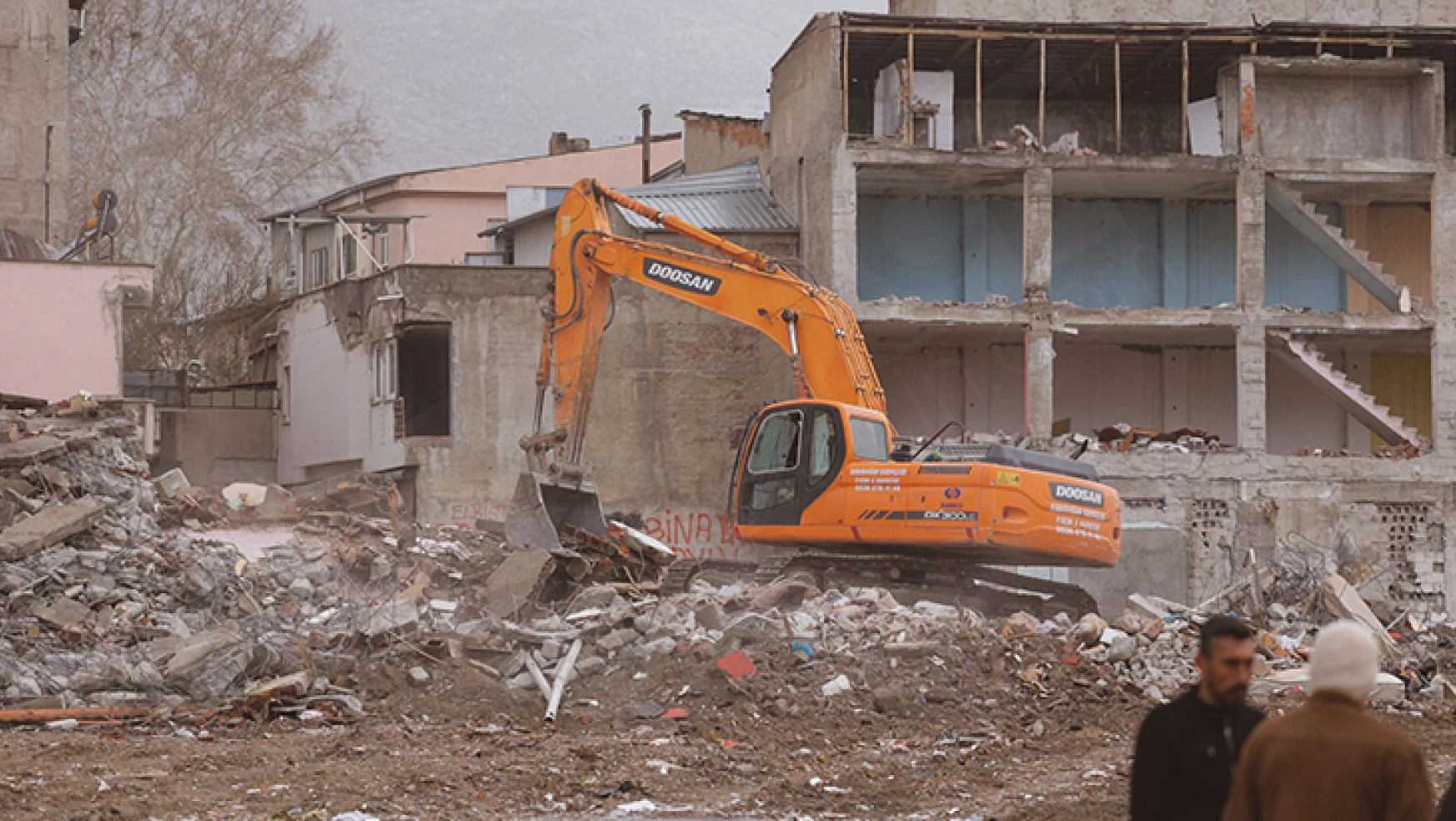Elbistan'da 992 enkaz kaldırıldı