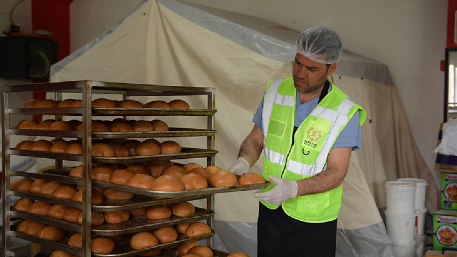 Elbistan'da depremzedeler için günlük 15 bin ekmek üretiyor