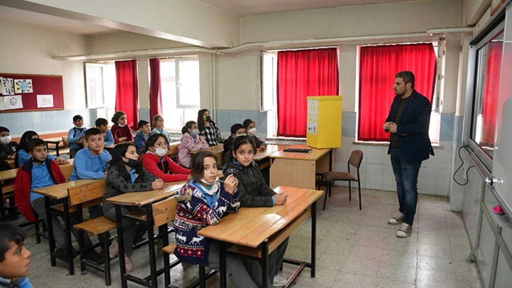 Elbistan'da öğrencilere sıfır atık eğitim semineri verildi