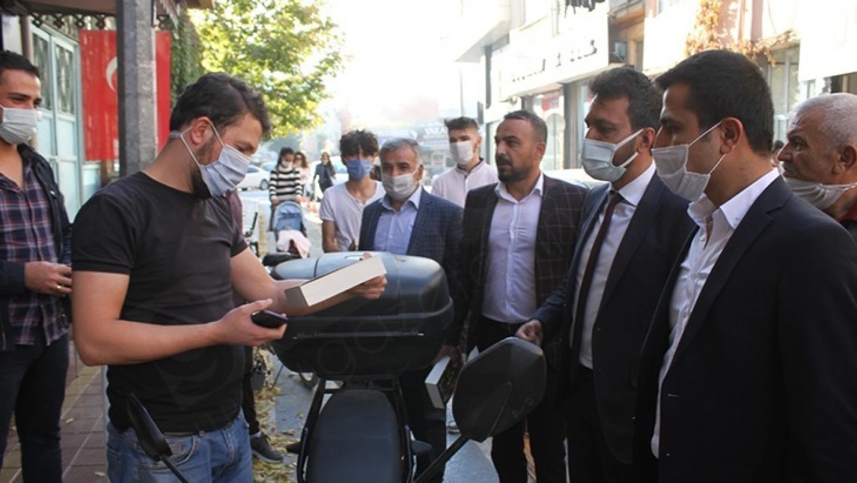 Elbistan'da vatandaşlara Nutuk kitabı dağıtıldı
