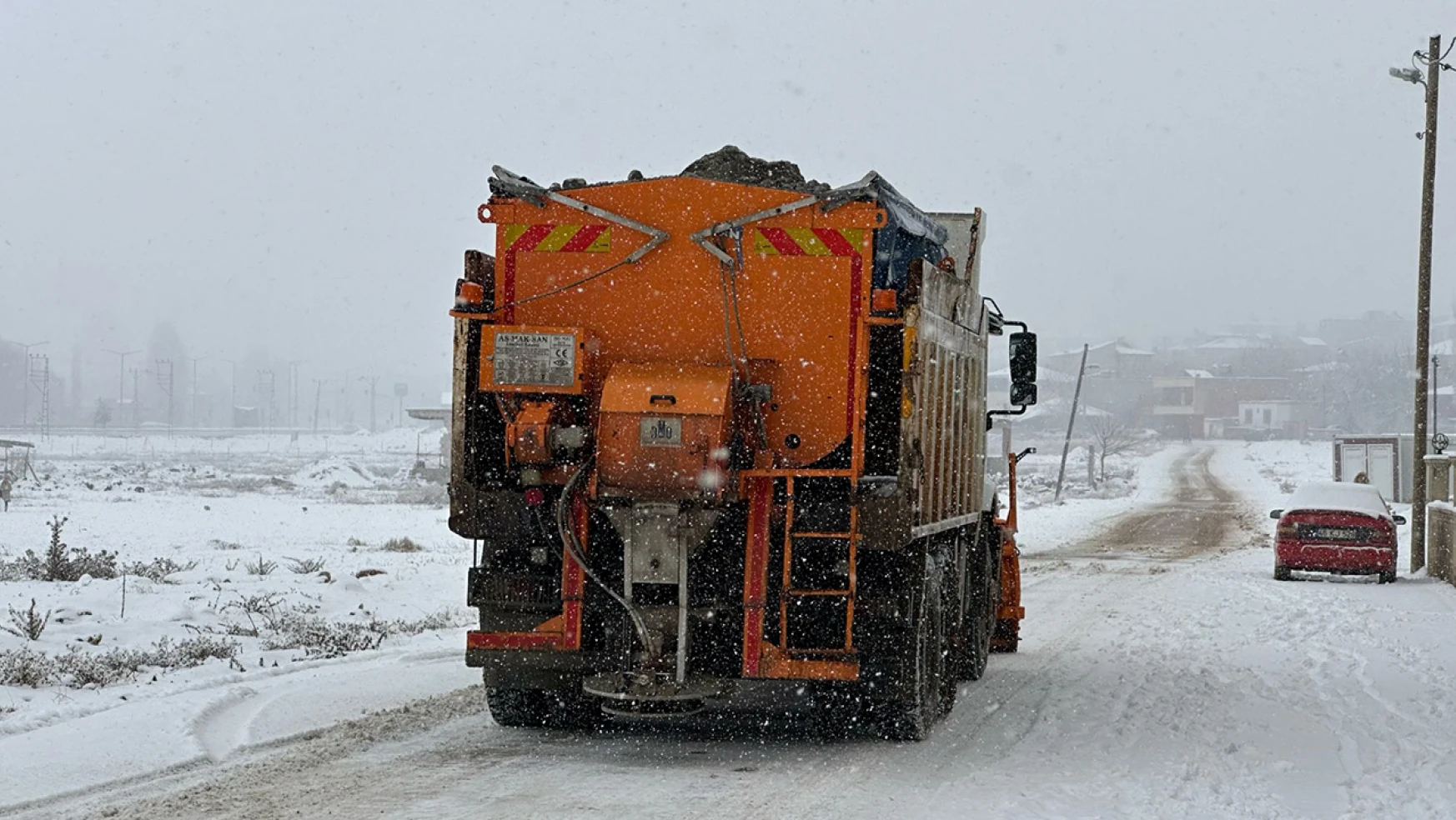 Elbistan'da yoğun kar yağışı etkili oluyor