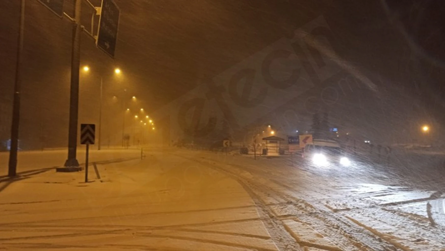 Elbistan-Göksun yolu yoğun kar yağışı nedeniyle ulaşıma kapandı