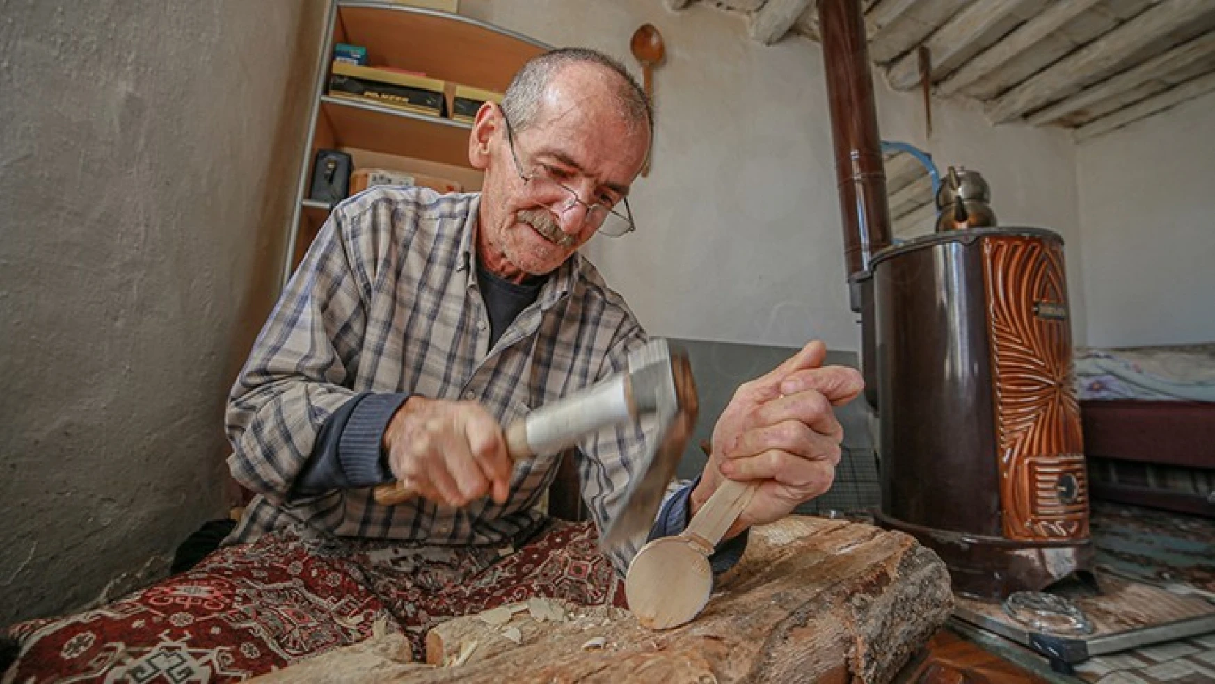 Emekli öğretmen, baba mesleği tahta kaşık zanaatını yaşatıyor