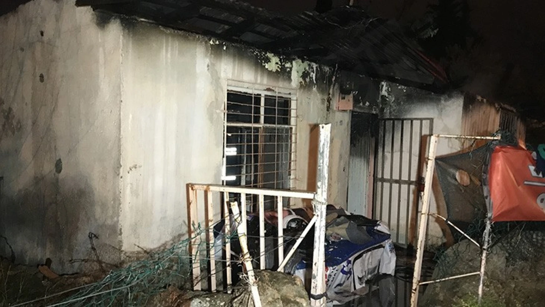Ev yangınında bir kişi dumandan etkilendi