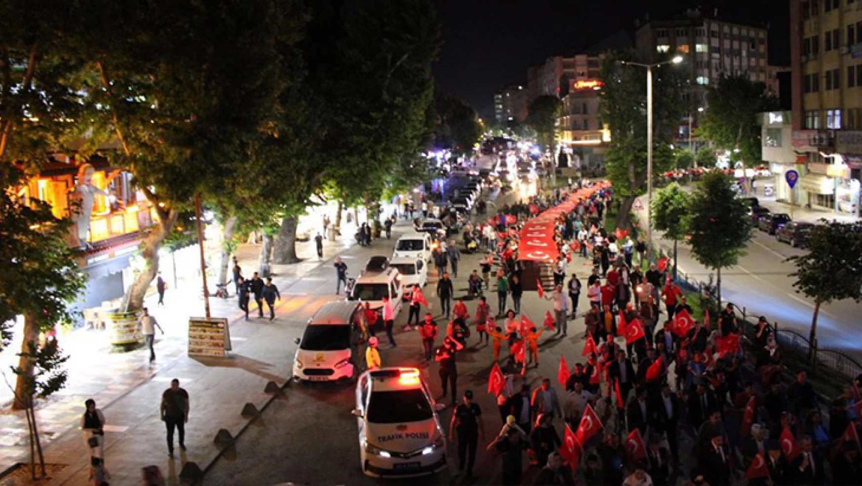 Gençlik yürüyüşünde 150 m Türk Bayrağı açıldı, meşaleler yakıldı