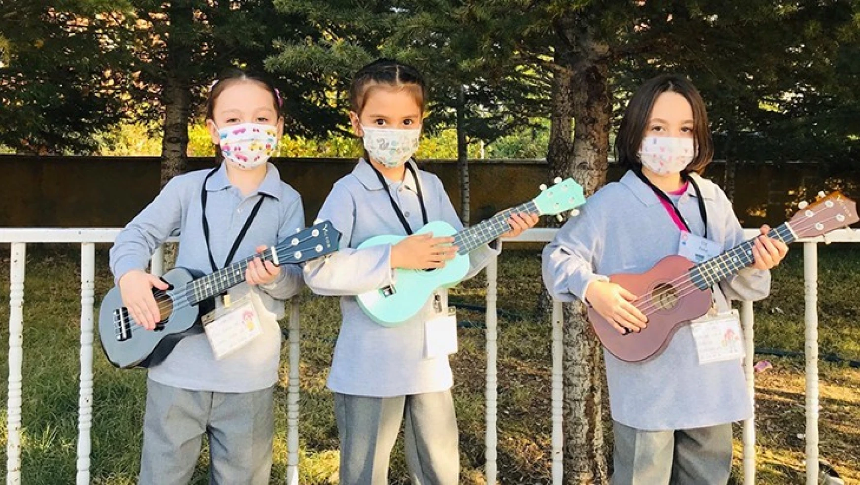 Gurbetçilerin, ilkokulu öğrencilerine müzik aleti hediyesi