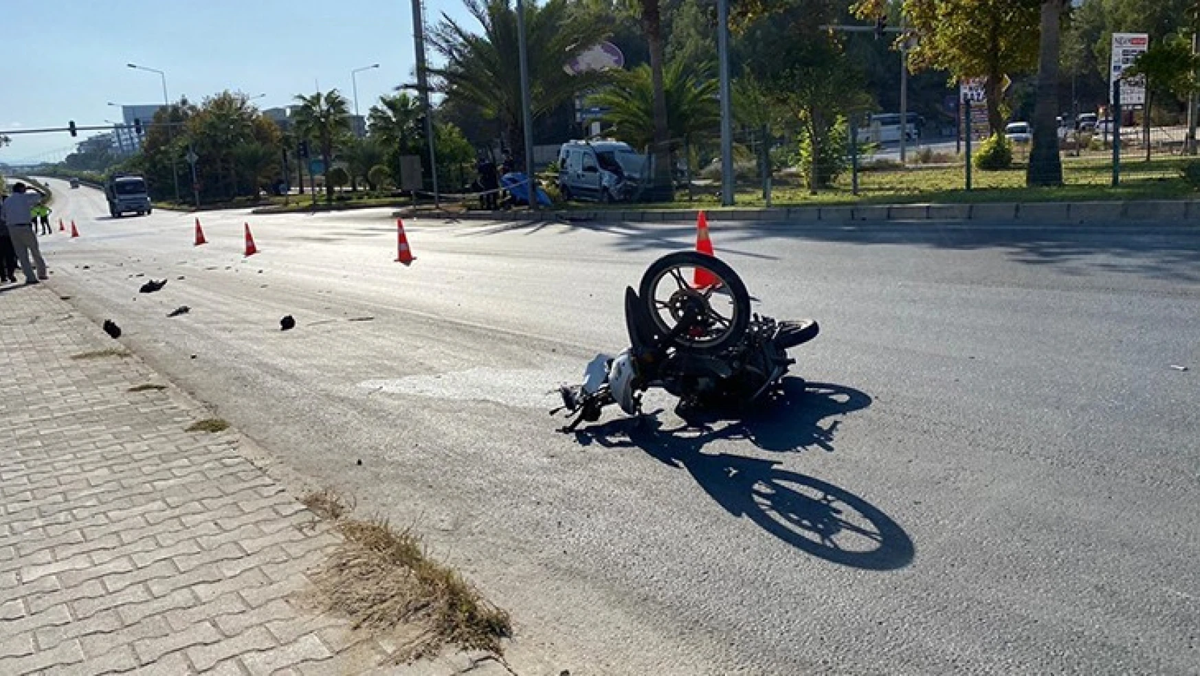 Hafif ticari araç ile motosiklet çarpıştı: 1 ölü